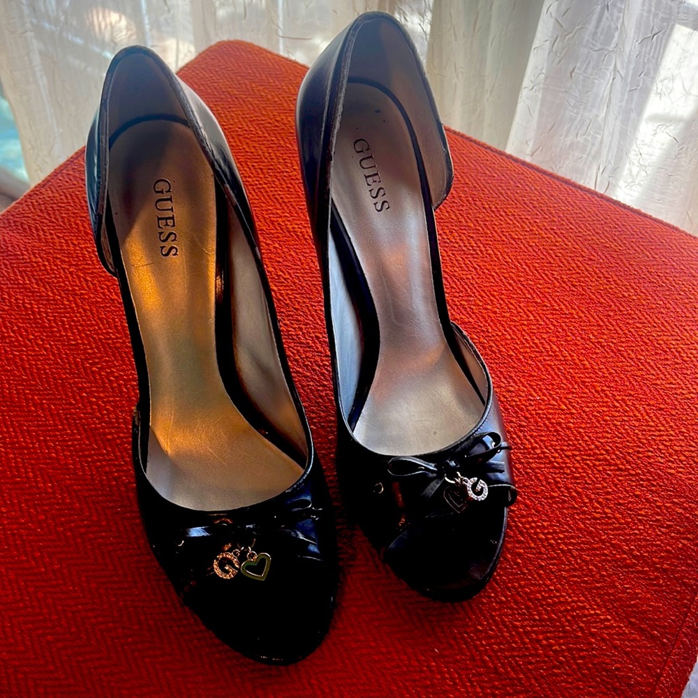 Used Guess black leather “VINTAGE” 9.5 heeled shoes. Women’s heel. Signs of wear